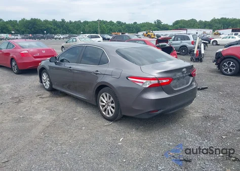 2018 Toyota Camry Le z USA, uszkodzony, nr VIN 4T1B11HK1JU590202